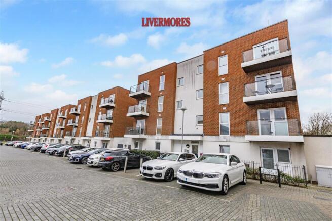 2-bed flat on Alcock Crescent, Crayford, £280,000