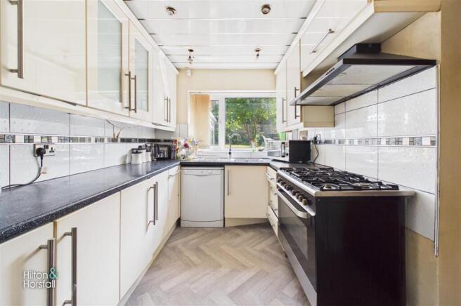 5 bed Detached for sale Image 9