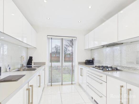 4 bed Detached for sale Image 7