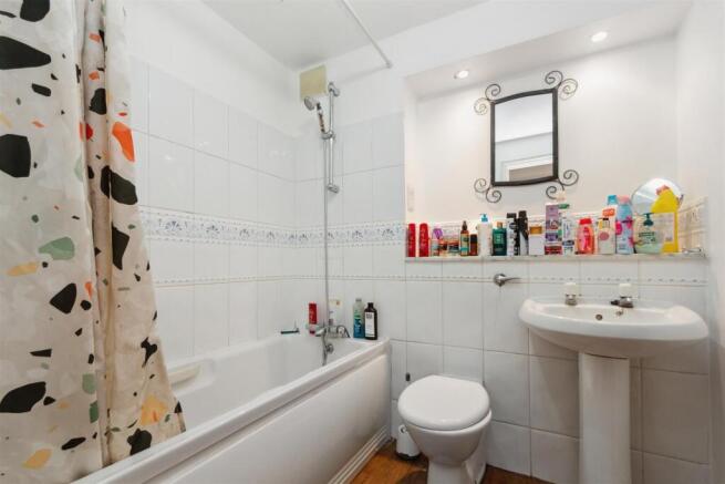 Flat 2 138 Kingston Road, South Wimbledon bathroom