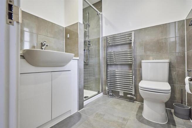 Bedroom1EnSuite-001.jpg