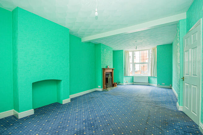 Lounge/Dining Roo...