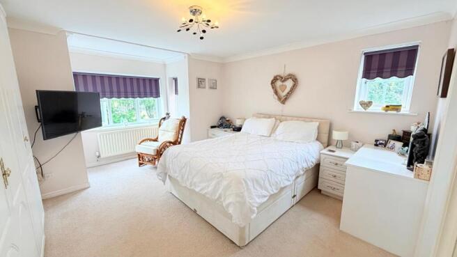 4 bed Detached for sale Image 12