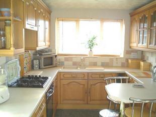 BREAKFASTING KITCHEN