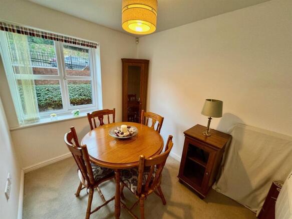 2 bed Flat for sale Image 5
