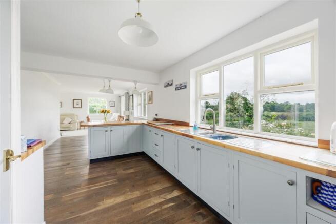 4 bed Bungalow for sale Image 7