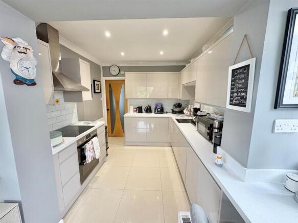Kitchen 2.jpg
