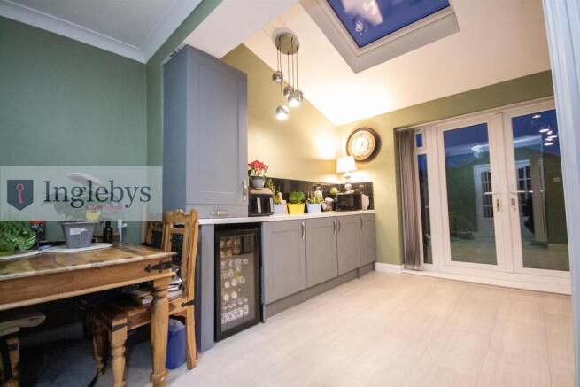 4 bed House for sale Image 9