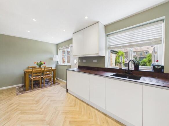 3 bed Town House for sale Image 6