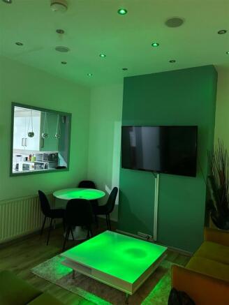 3 bed House Share to rent Image 7