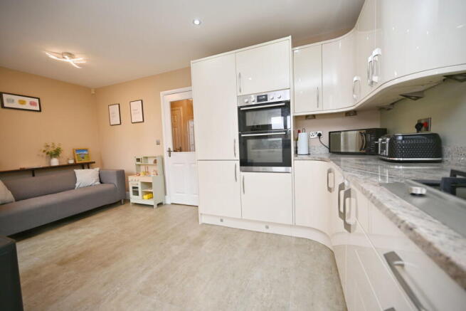 4 bed Detached for sale Image 7