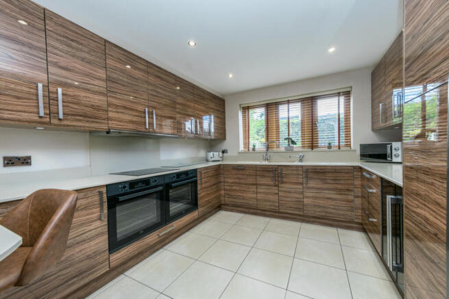5 bed Detached for sale Image 7