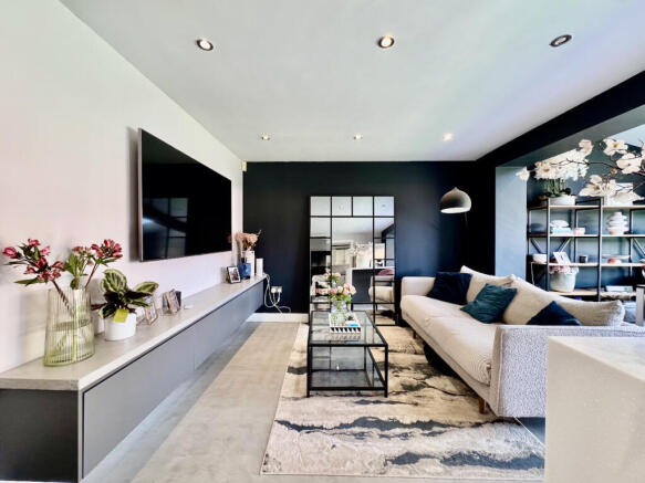 5 bed Detached for sale Image 6