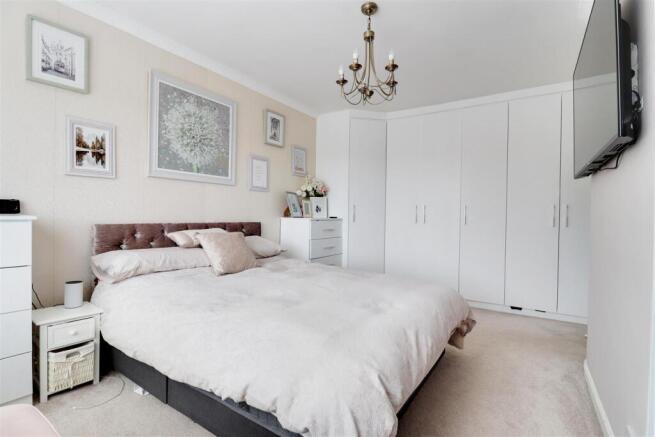5 bed Semi-Detached for sale Image 10