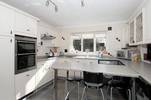 Kitchen with breakfast ba