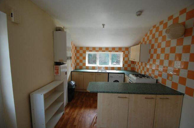 4 bed House to rent Image 12