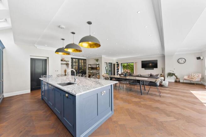 6 bed Detached for sale Image 9