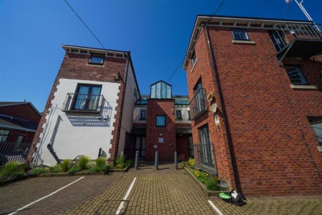 4 bed Apartment to rent Image 10
