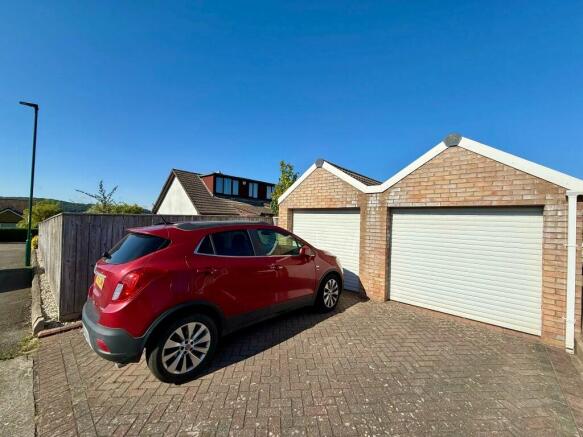 4 bed Detached Bungalow for sale Image 4