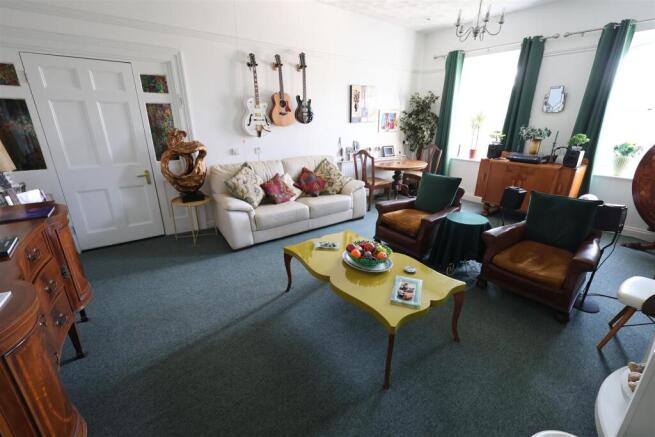 TF Lounge i.JPG