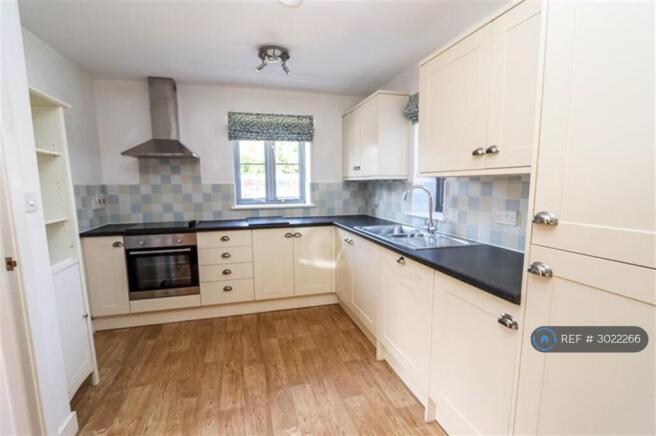 Cottage Kitchen With Built In Appliances