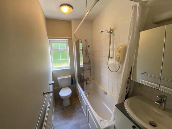 3LittleCourtBathroom.jpg