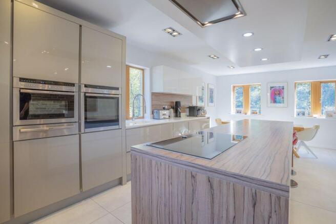 5 bed Detached for sale Image 7