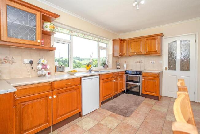 Kitchen 2.jpg