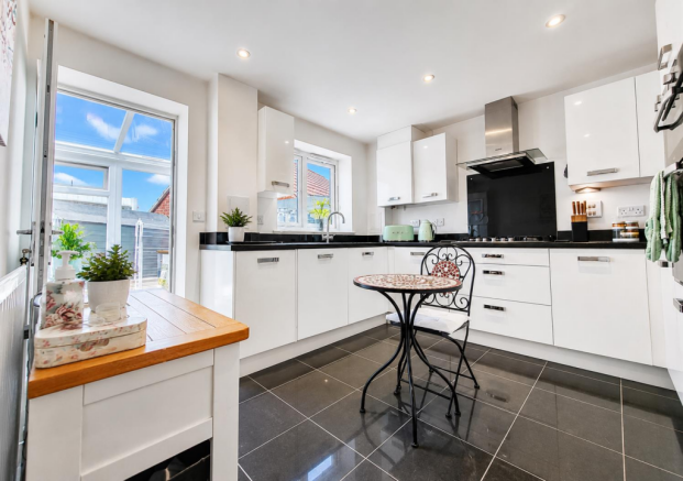 Modern Fitted Kitchen/Breakfast Room