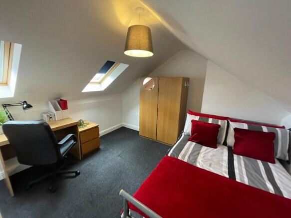 Bright, neatly presented double bedroom in a lo...