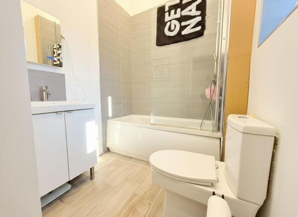 3 bed Terraced for sale Image 11