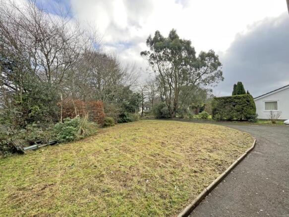 Leat Walk 45 - Front Garden.jpg