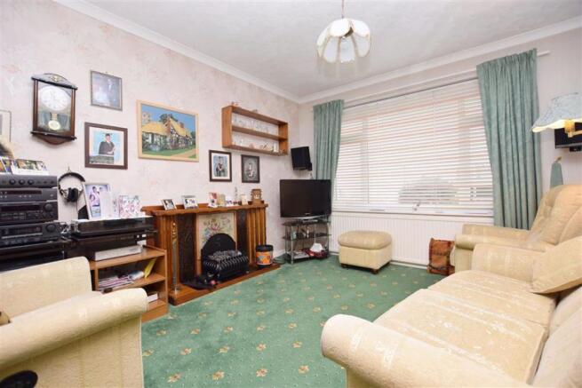 LIVING/DINING ROOM