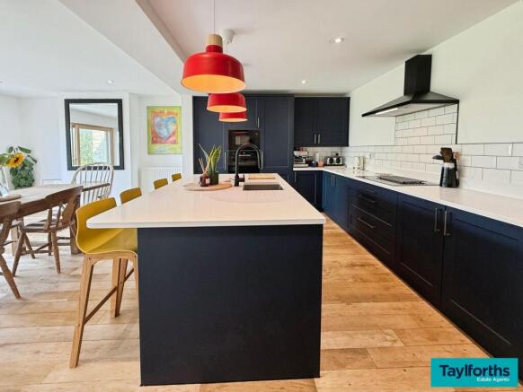 5 bed Detached for sale Image 6