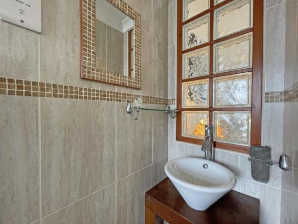 Sturdee road 41 ensuite shot 2 for inside.jpg