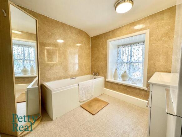 4 bed Semi-Detached for sale Image 11