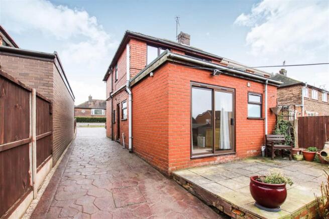 ENCLOSED REAR GARDEN