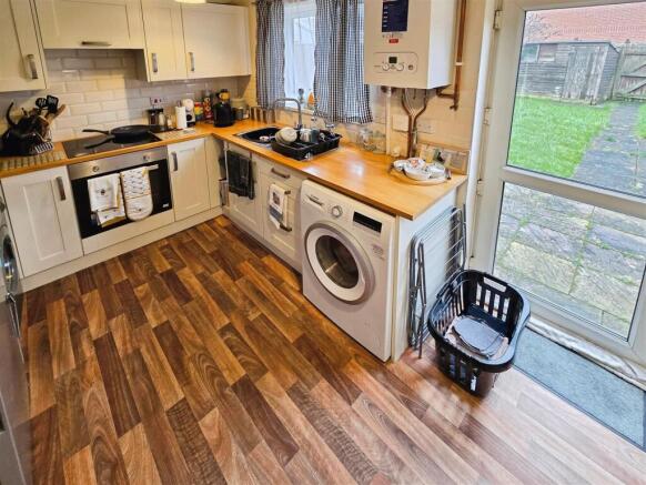 prime-choice-main-bedroom-rushden-lavendar-way-kit