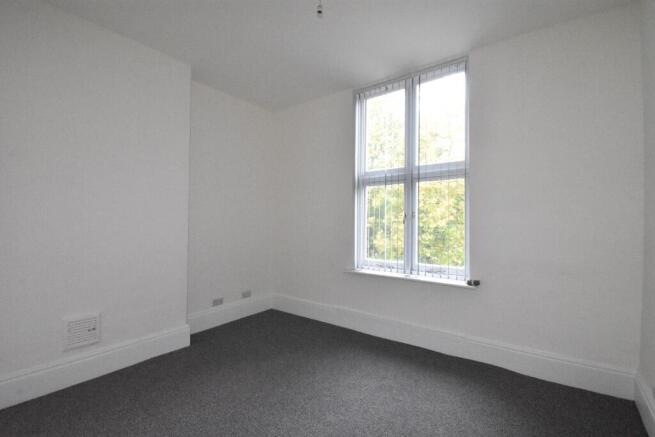 3 bed Flat to rent Image 4