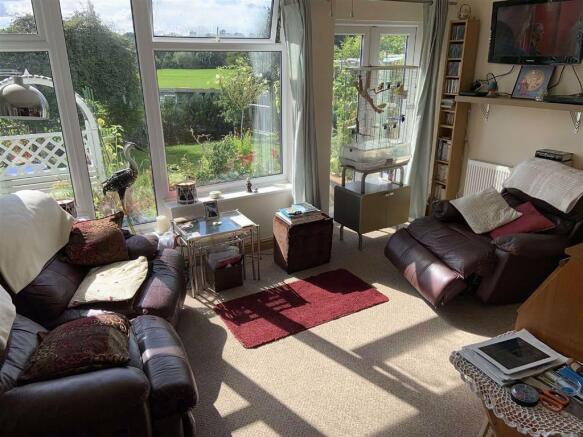 Lounge/Dining Area
