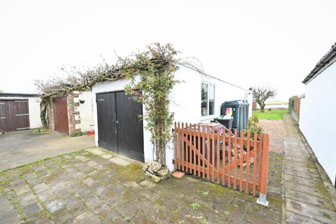 2 bed Terraced to rent Image 5