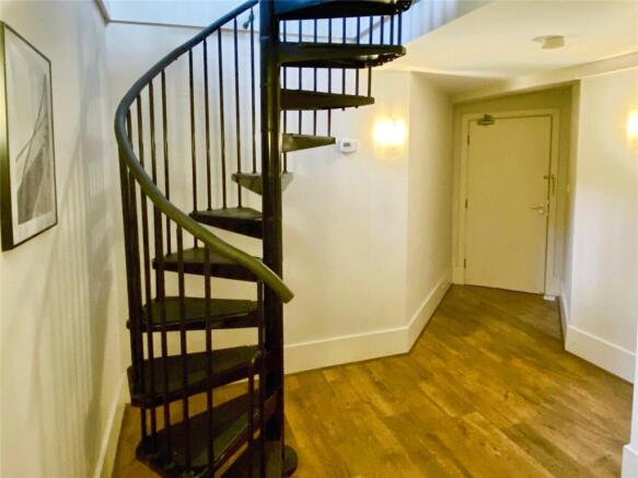 2 bed Apartment to rent Image 4