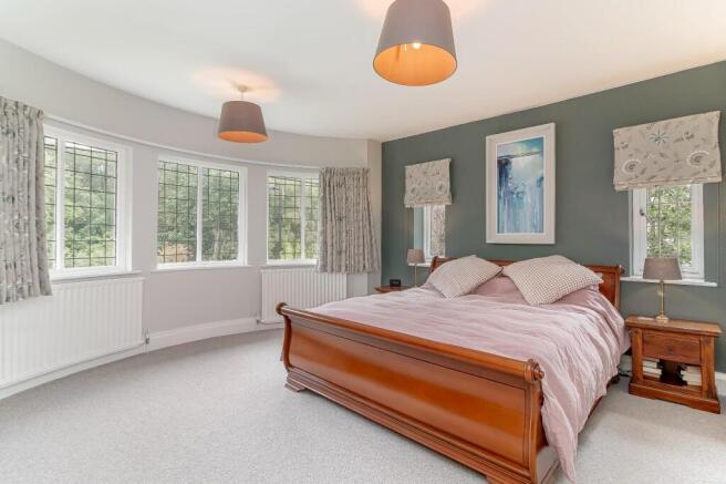 5 bed Detached for sale Image 8