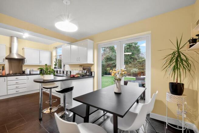 4 bed Semi-Detached for sale Image 8