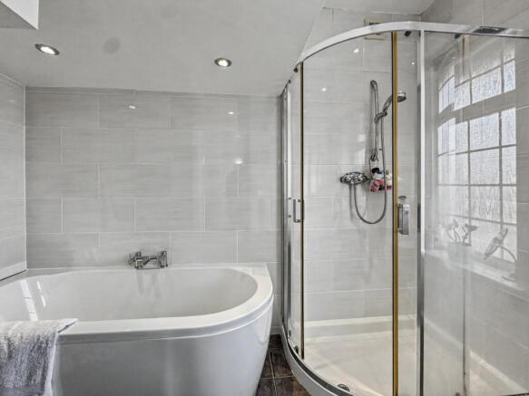 5 bed Detached for sale Image 10