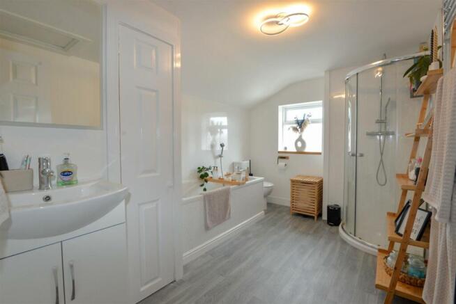 Bathroom 1.jpg