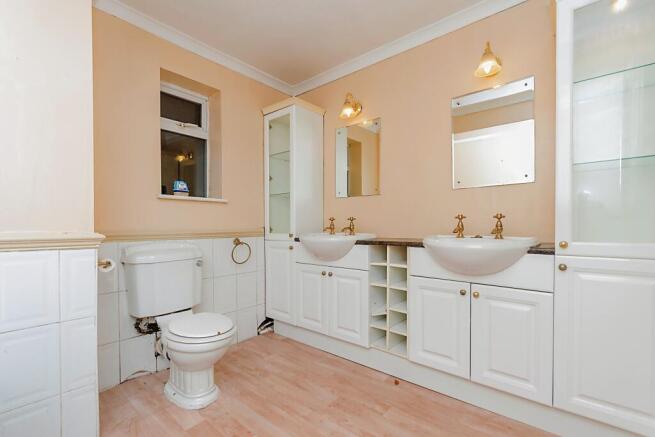 Bathroom /Wc