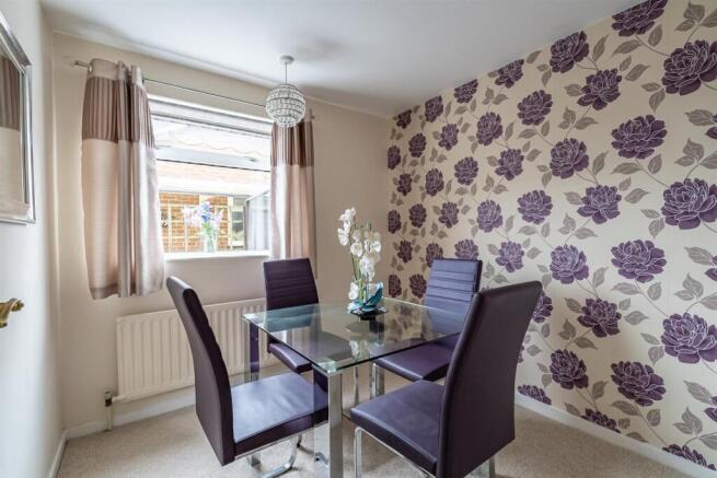 BEDROOM / DINING ROOM