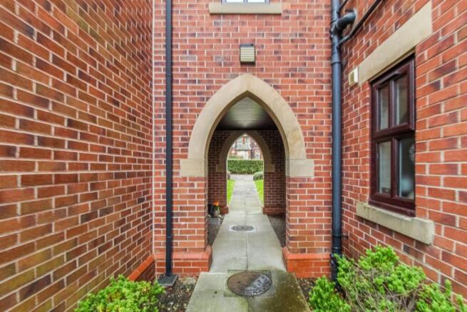 2 bed Ground Flat for sale Image 7
