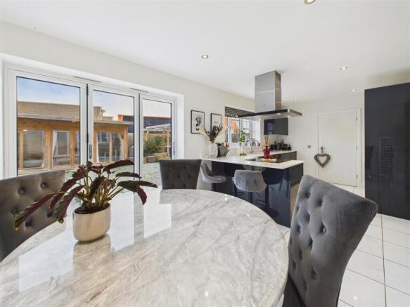 4 bed Detached for sale Image 7